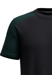 Kortärmad idrottströja med en svart kropp och texturerade mörkgröna detaljer på axlarna samt rund halsringning.