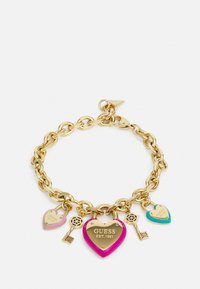 Bracciale in catena dorata con ciondoli a forma di cuore colorati in rosa e turchese, con loghi incisi e motivi a chiave.