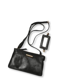 Borsa a tracolla in pelle nera con hardware color oro, chiusura a zip e portacristallo rimovibile. Texture liscia e forma rettangolare.