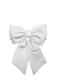 Weißes Satinband mit einem zentralen Knoten, das breite Schlaufen und lange, spitze Enden aufweist. Glatte Textur und sauberes, elegantes Design.