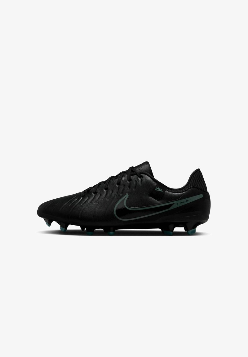 Zwarte voetbalschoenen met een bovenwerk van gestructureerd leer, met een lateraal Nike-logo in donkergroen en conische noppen voor grip.