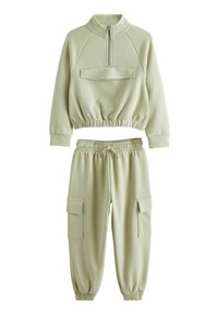 Lys grøn to-delt sæt bestående af en cropped pullover med høj krave og matchende joggers med elastisk liv og cargo lommer.