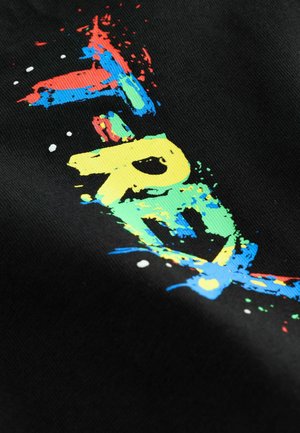 Schwarzer Stoff mit einem gewagten, mehrfarbigen Textdesign, das blaue, rote, grüne und gelbe Farbkleckse und Akzente aufweist und so ein dynamisches Erscheinungsbild schafft.