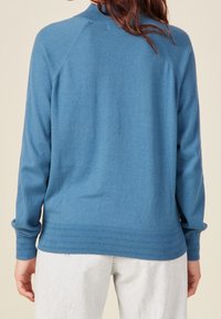 Pull bleu en tricot doux avec un col rond, des manches longues et un ourlet côtelé, présentant de subtils détails texturés horizontaux.