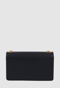 Borsa a pochette in pelle nera con una texture liscia, caratterizzata da un accento in catena dorata sulla parte superiore. Forma rettangolare con un design pulito e minimalista.