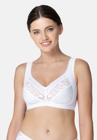 Biały biustonosz z kwiatowymi koronkowymi akcentami, miękki materiał bawełniany, szerokie ramiączka i subtelna kokardka na środku.