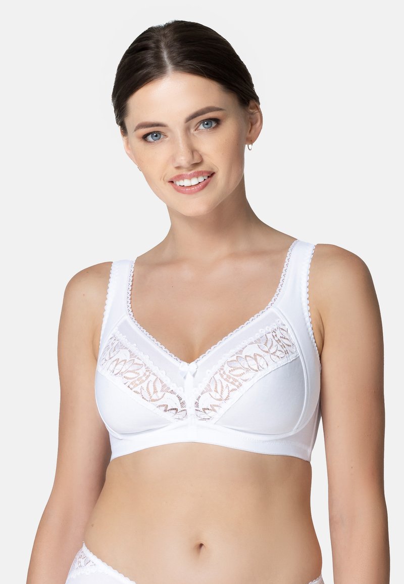 Biały biustonosz z kwiatowymi koronkowymi akcentami, miękki materiał bawełniany, szerokie ramiączka i subtelna kokardka na środku.