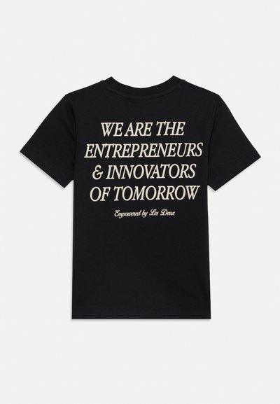 Черна тениска с къс ръкав с кремав текст, гласящ ""We are the entrepreneurs & innovators of tomorrow"" и ""Empowered by Les Deux"" под него.