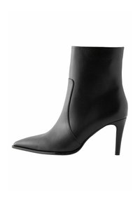 Bottine noire en cuir avec un orteil pointu et un talon aiguille. Surface lisse, design minimaliste et silhouette élancée.