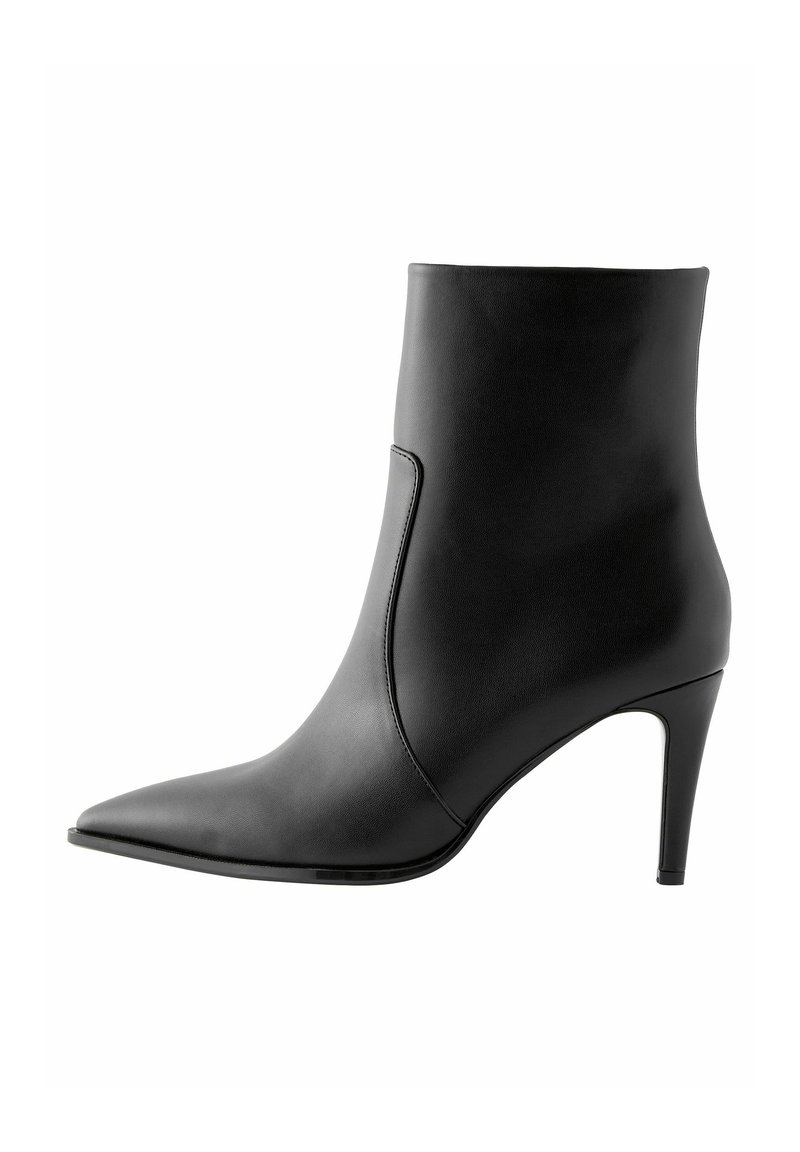 Bottine noire en cuir avec un orteil pointu et un talon aiguille. Surface lisse, design minimaliste et silhouette élancée.