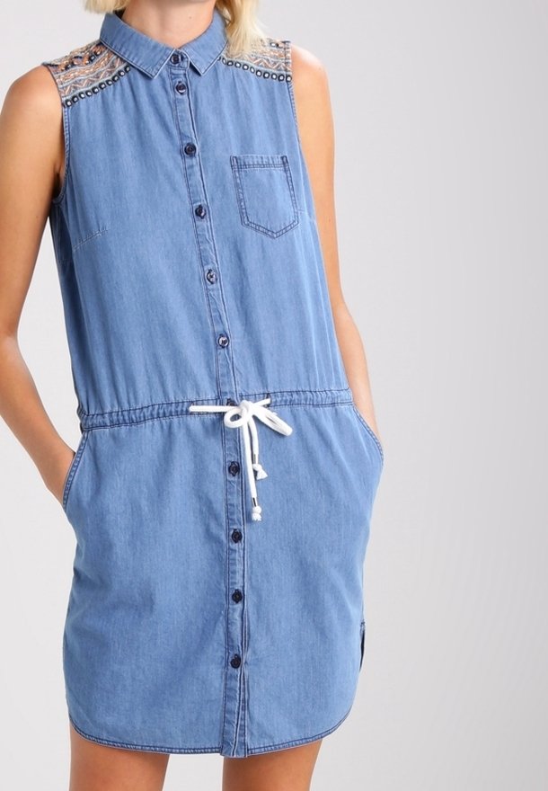 Robe sans manches en denim bleu clair avec boutons sur le devant, épaules brodées, poche poitrine, taille à cordon et poches latérales.