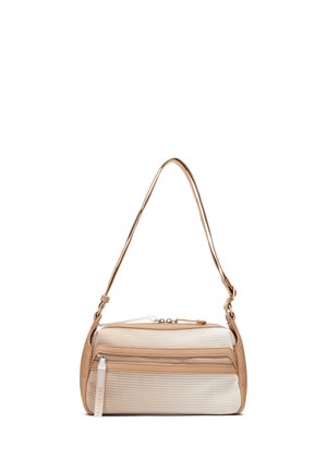 Bolso pequeño beige y marrón claro de hombro con bolsillo frontal con cremallera y correa ajustable, tela texturizada y detalles de cuero suave.