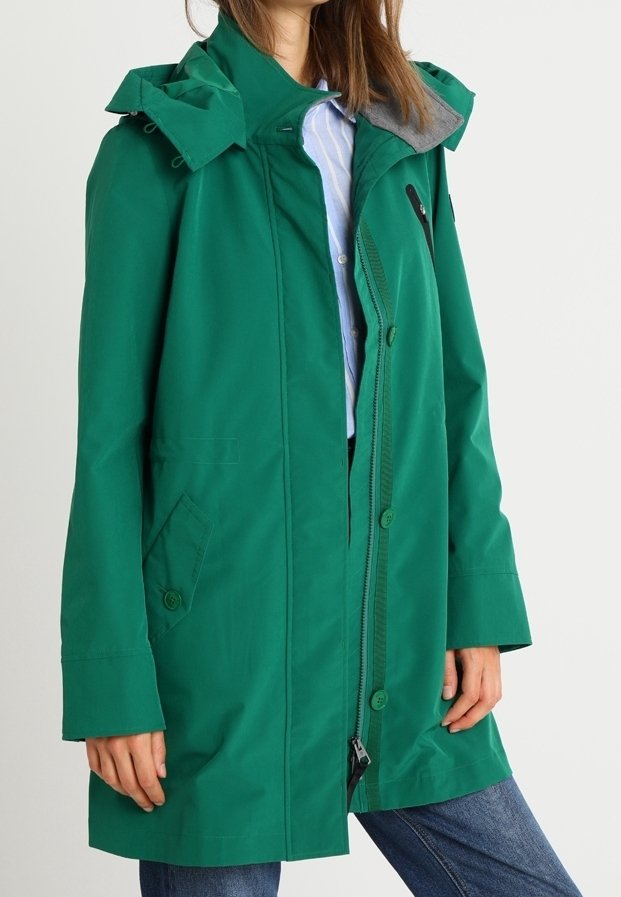 Manteau imperméable vert avec fermeture éclair et boutons, capuche ajustable et deux poches avant. Texture lisse avec une coupe décontractée.