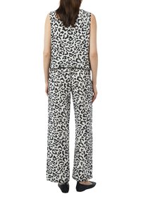 Haut sans manches en imprimé léopard et pantalon large beige, avec des taches noires. Tissu doux, design décontracté, avec une coupe ample.