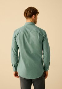 Next TEXTURED TRIMMED REGULAR FIT SINGLE CUFF - Skjorta - dark green