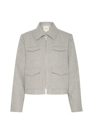 Grå kort jacka med krage, dragkedja och två bröstfickor. Texturerad tyg, långa ärmar och en minimalistisk design.