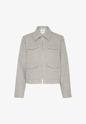 Grijze cropped jas met een kraag, ritssluiting en twee borstzakken. Geweven stof, lange mouwen en een minimalistisch ontwerp.