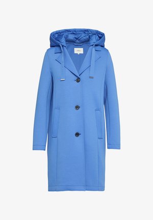Niebieski płaszcz z kapturem, wykonany z miękkiego materiału. Posiada zapinanie na pojedynczy guzik, dwie kieszenie z przodu oraz czarne guziki.