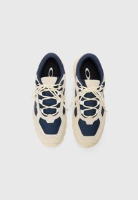 Oakley SIERRA TERRAIN - Joggesko - team navy
