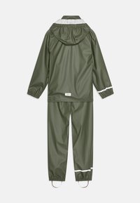 Groene regenjas en broek set gemaakt van waterdicht materiaal; heeft elastische manchetten, een capuchon en reflecterende witte accenten.