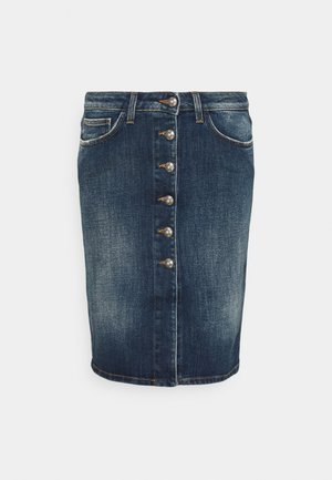 Donkerblauwe denimrok met metalen knopen aan de voorkant, twee voorzakken en riemlussen, getoond tegen een effen lichte achtergrond.