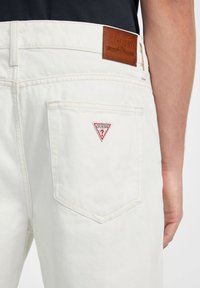 Guess Jeans Avar lõikega teksad - gj bull white