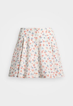 Falda floral de tela crema, con flores rojas y azules. Corte en A con pliegues en la cintura y cierre de botones en la parte delantera.
