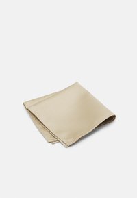Pañuelo de seda beige con una textura suave, que presenta un sutil patrón de canalé y bordes bien terminados, doblado en un cuadrado ordenado.