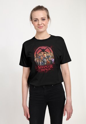STRANGER THINGS GROUP OF ALL CHARACTERS - T-shirts print - black