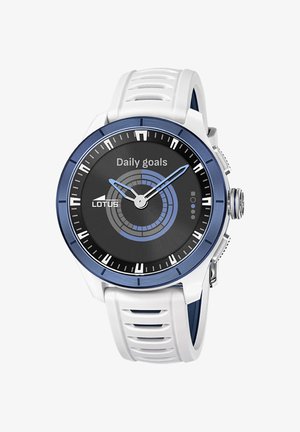Okrągły smartwatch z białym paskiem, niebieską kopertą i wyświetlaczem pokazującym postęp dziennych celów z analogowymi wskazówkami i okrągłymi pierścieniami aktywności.