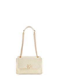 Borsa a tracolla beige intrecciata con una finitura testurizzata, accessori in oro e una tracolla a catena. Presenta una patta pieghevole con un accento logo dorato.