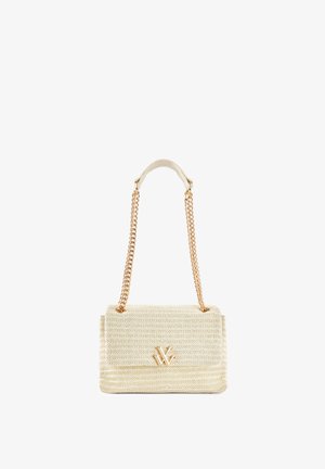 Beige geweven handtas met een gestructureerde afwerking, gouden hardware en een kettingriem. Heeft een opklapbare klep met een gouden logo accent.