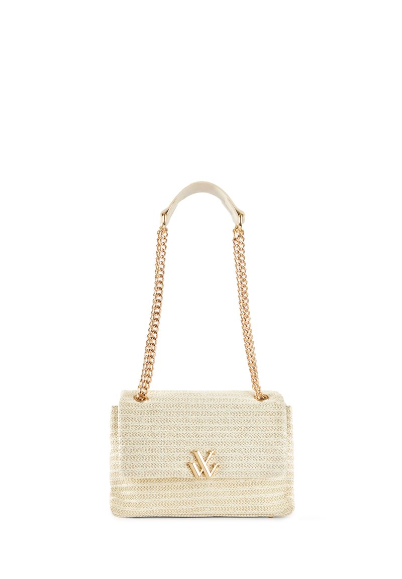 Borsa a tracolla beige intrecciata con una finitura testurizzata, accessori in oro e una tracolla a catena. Presenta una patta pieghevole con un accento logo dorato.