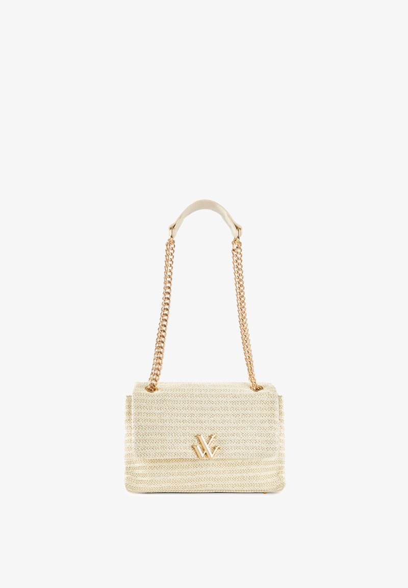 Sac à main tissé beige avec une finition texturée, des accessoires en or et une bandoulière chaîne. Il dispose d'un rabat pliable avec un accent logo doré.