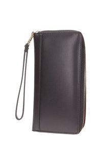 Cartera de cuero negro con cierre de cremallera, que incluye una correa para la muñeca y una superficie texturizada. Diseño rectangular simple con detalles de hardware en tono dorado.