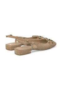 Beige Wildleder Slingback-Schuhe mit spitzem Zehenbereich, kleinem Blockabsatz und goldener Kettenverzierung auf der Vorderseite. Verstellbarer Riemen am Knöchel inklusive.