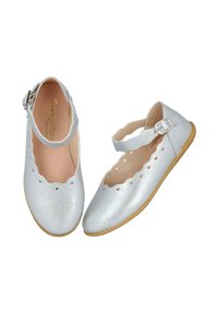 Bailarinas metálicas plateadas con cortes en forma de ola a lo largo de los bordes. Presenta una correa con hebilla única y una suela flexible en tono marrón. Textura suave en general.