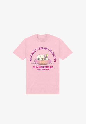 T-shirt rosa con Snoopy che galleggia su un salvagente rosa, testo “Kick Back · Relax · Float On” sopra e “Summer Break Sand · Surf · Sun” sotto.