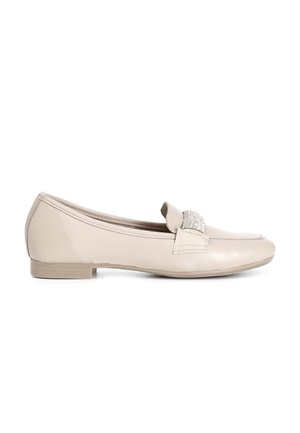 Mocassino piatto in pelle beige con tacco basso e fascia decorativa di strass sulla parte anteriore, esposto su sfondo bianco.