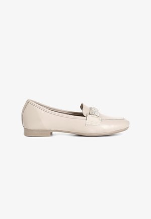 Beige nahkainen tasapohjainen loafer, jossa on matala korko ja koristeellinen strassihihna edessä, esitelty valkoisella taustalla.
