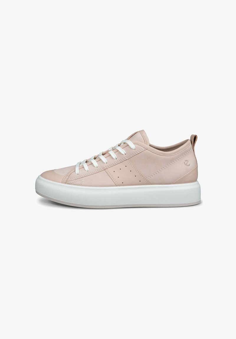 Lichtroze leren sneaker met witte veters, ronde neus, gevoerde zool en een minimalistisch ontwerp met geperforeerde accenten aan de zijkanten.