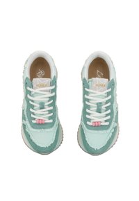 Sneakers verde menta con dettagli di tessuto sfrangiato, lacci bianchi, clip rosa e suole in gomma color crema. Presentano un design testurizzato e il logo.