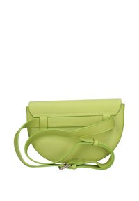Borsa a tracolla in pelle verde con forma curvata, superficie testurizzata, flap pieghevole e una sottile tracolla regolabile. Presenta una tasca posteriore.