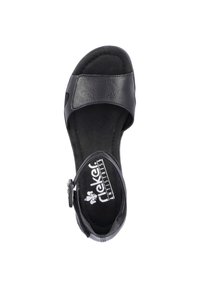 Zwarte leren sandaal met verstelbare band, open ontwerp, gevoerde zool en gestructureerde binnenzool. Beschikt over een ronde neus en een gladde afwerking.