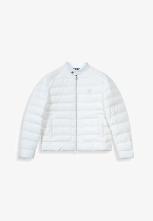 Giacca imbottita bianca con chiusura a zip, collo rotondo e due tasche frontali. Presenta una texture trapuntata e un branding discreto sul petto.