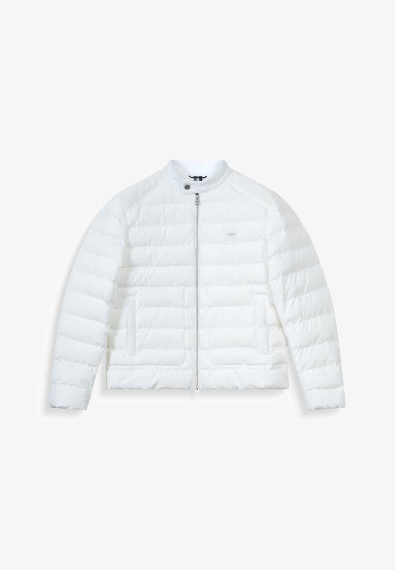 Chaqueta acolchada blanca con cierre de cremallera, cuello redondo y dos bolsillos frontales. Presenta una textura acolchada y una sutil marca en el pecho.