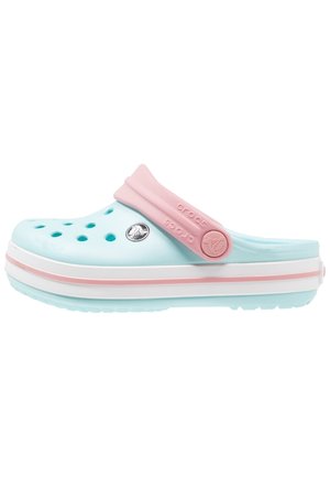 Lyseblå Crocs-sko med pink justerbar hælrem og ventilationshuller, med en hvid og pink stribet sål.
