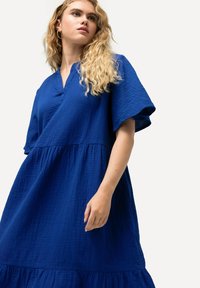 Ulla Popken TEXTURED SHORT SLEEVE SPLIT NECK  - Denní šaty - blue