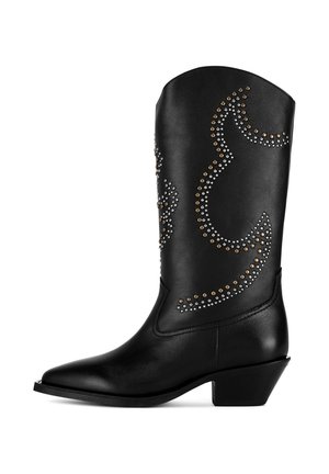 Czarny kowbojski but ze skóry, z zaostrzonym noskiem i korkowym obcasem. Ozdobiony metalowymi ćwiekami ułożonymi w zakrzywione wzory na cholewce.