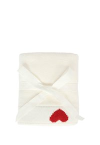Una coperta bianca lavorata a maglia legata con un morbido nastro. Presenta un dettaglio a forma di cuore rosso in un angolo. Texture liscia, compatta e piegata con cura.